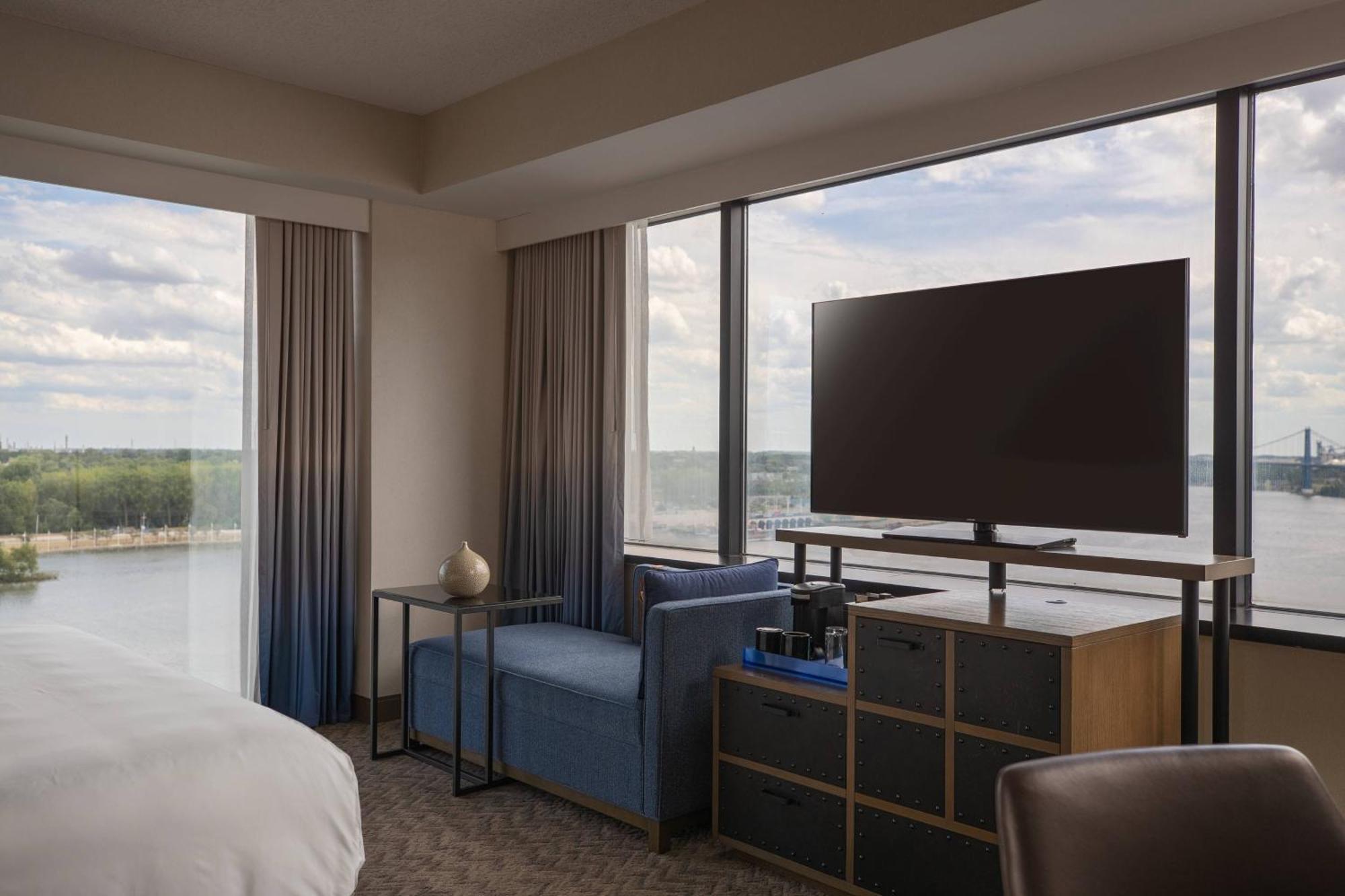 Renaissance Downtown Hotel 4*