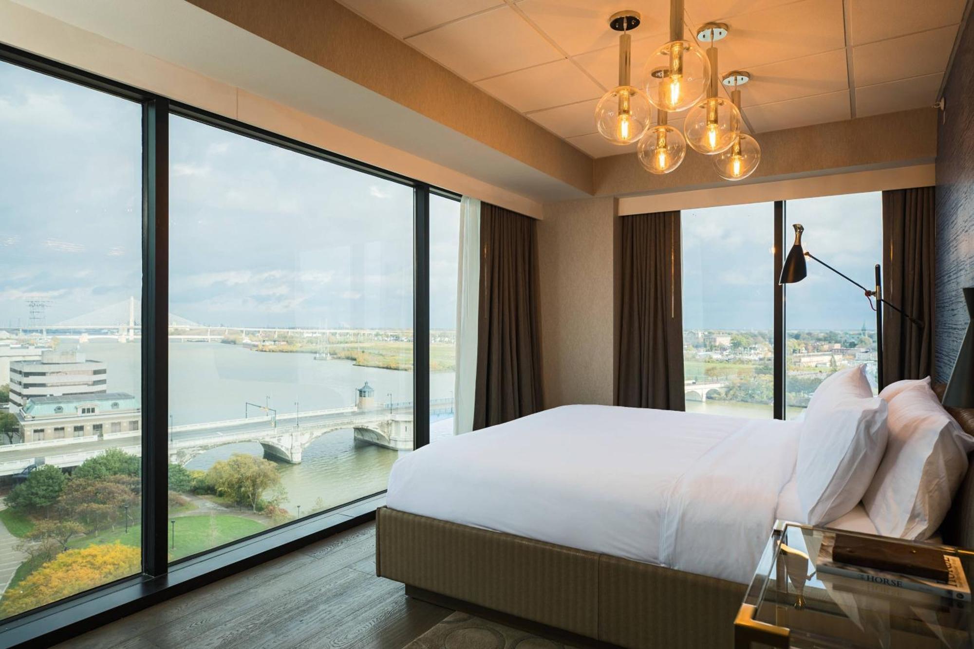 Renaissance Downtown 4*