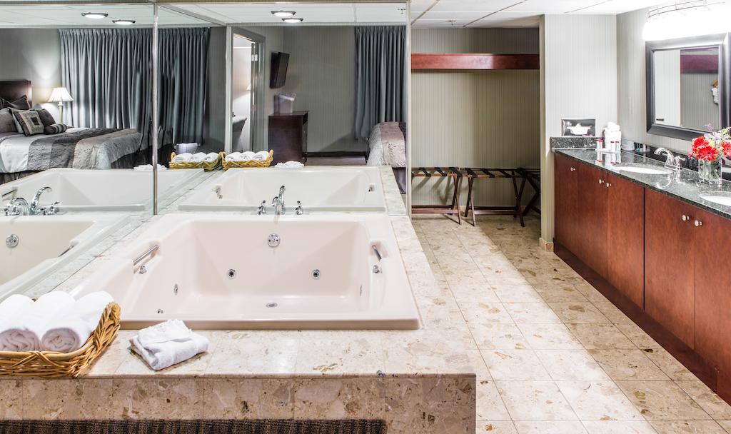 Courtyard By Marriott West Hotel