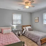 Peaceful Cottage About 8 Mi To Downtown Toledo!