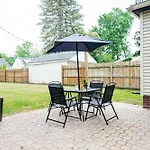 Rachel\'S Private Hideaway With King Bed, Kitchen, Laundry, Parking And Big Yard