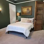 The Kings Throne Inn And Guest House