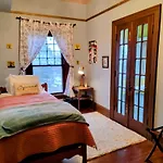 The Kings Throne Inn And Guest House