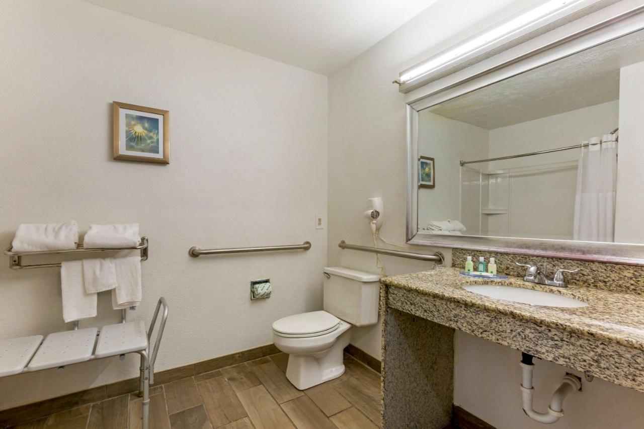 Quality Alexis Rd Inn 3*