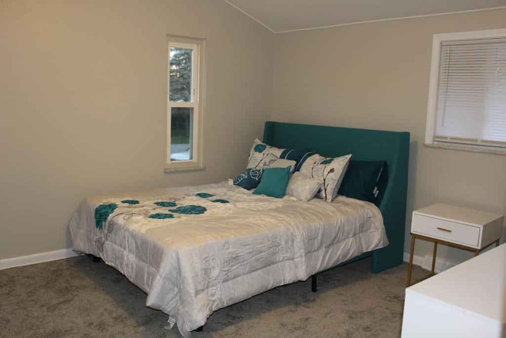 New Bright & Modern 3br// Conveniently Located//toledo Stones Throw Holiday home Toledo