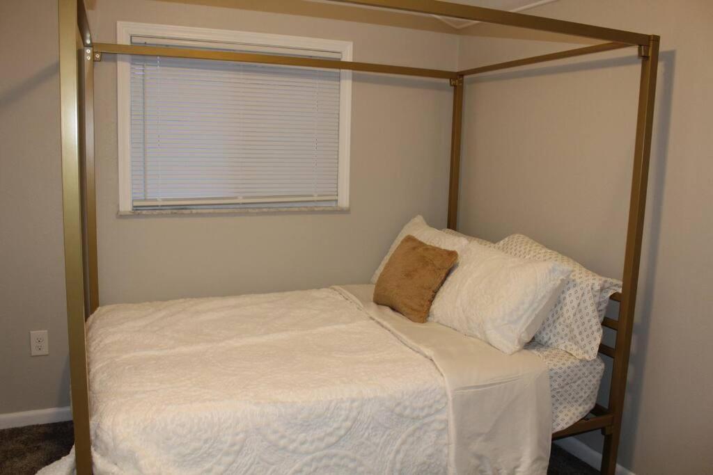 New Bright & Modern 3br// Conveniently Located//toledo Stones Throw Holiday home *