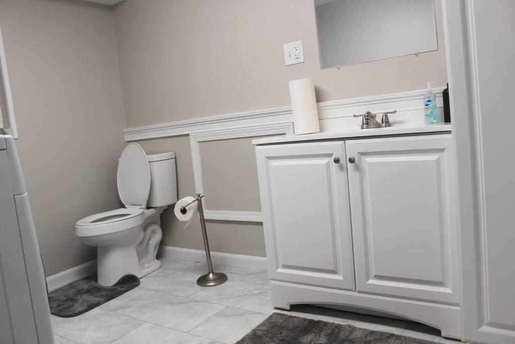 New Bright & Modern 3br// Conveniently Located//toledo Stones Throw Holiday home Toledo