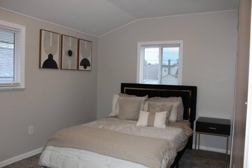 New Bright & Modern 3br// Conveniently Located//toledo Stones Throw Holiday home Toledo