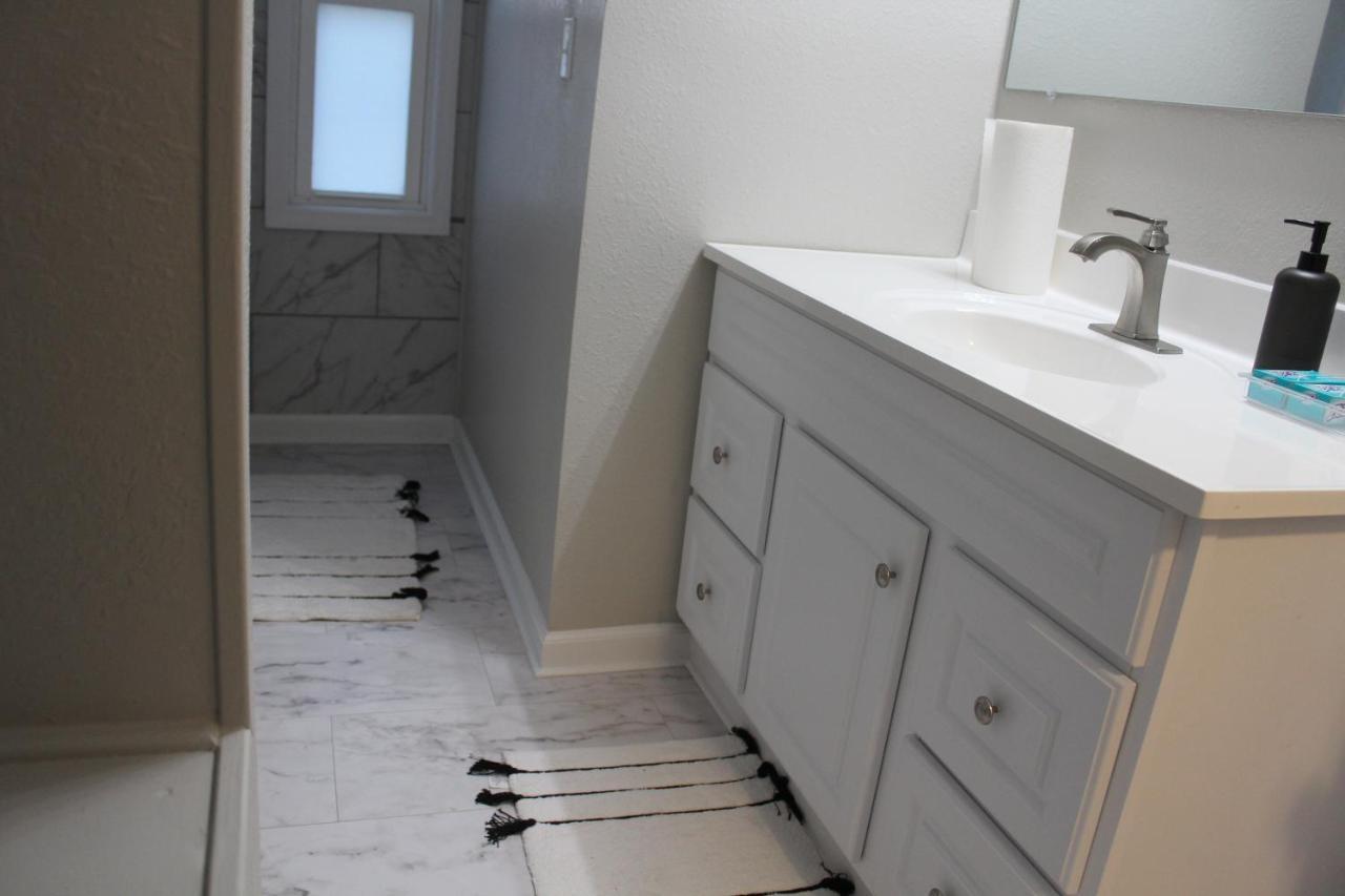 New Bright & Modern 3br// Conveniently Located//toledo Stones Throw Holiday home *
