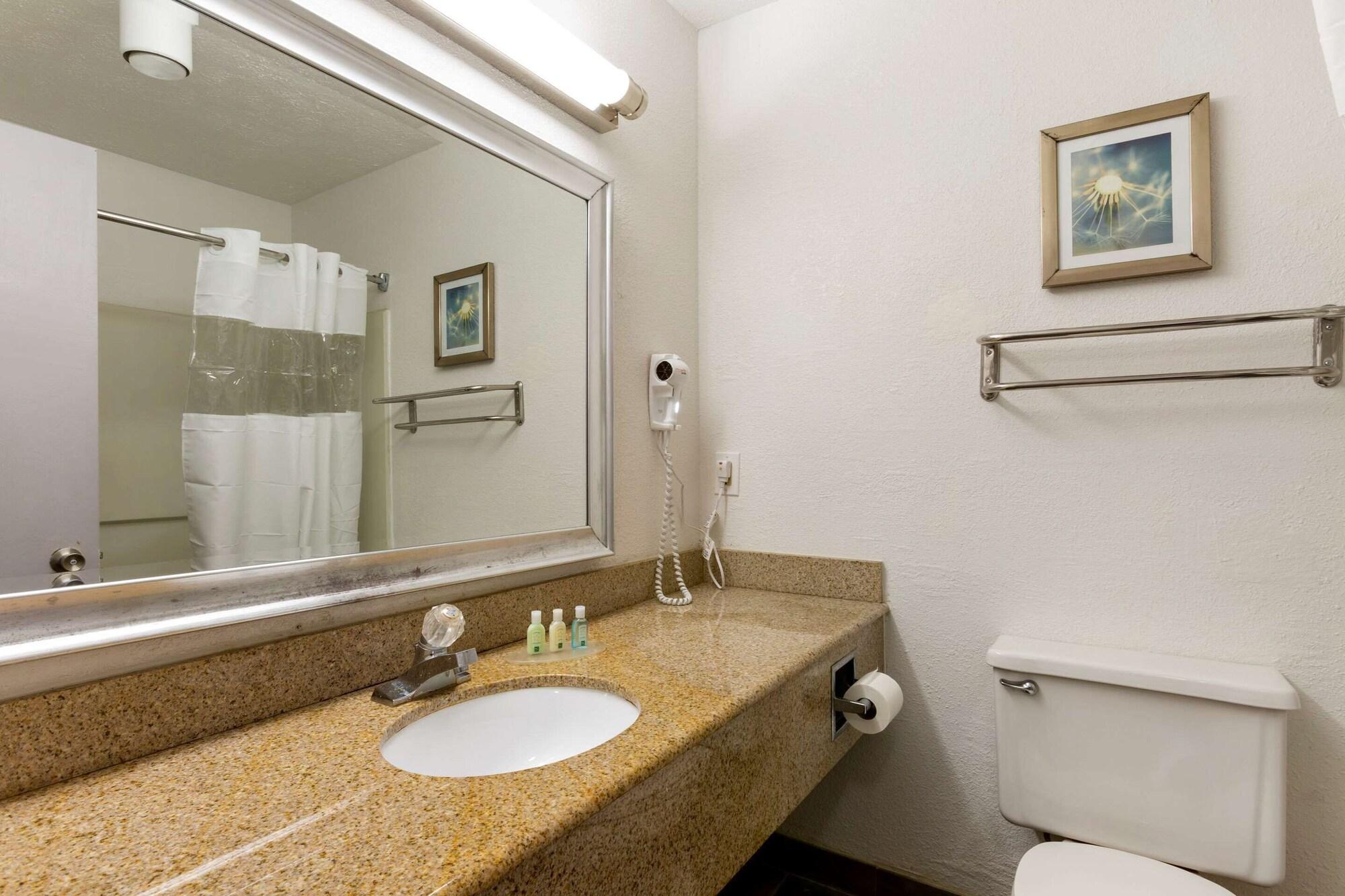 Quality Alexis Rd Inn 3*