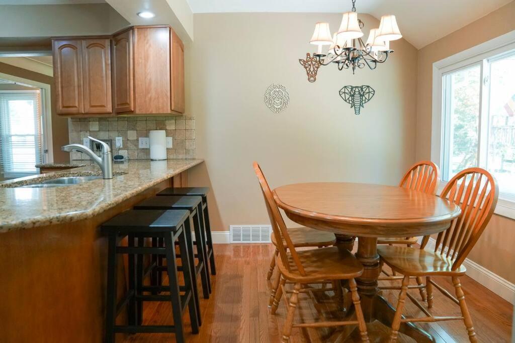 Villa 4br/2.5ba Boasting 2400sqft And Eat-in Ktn *
