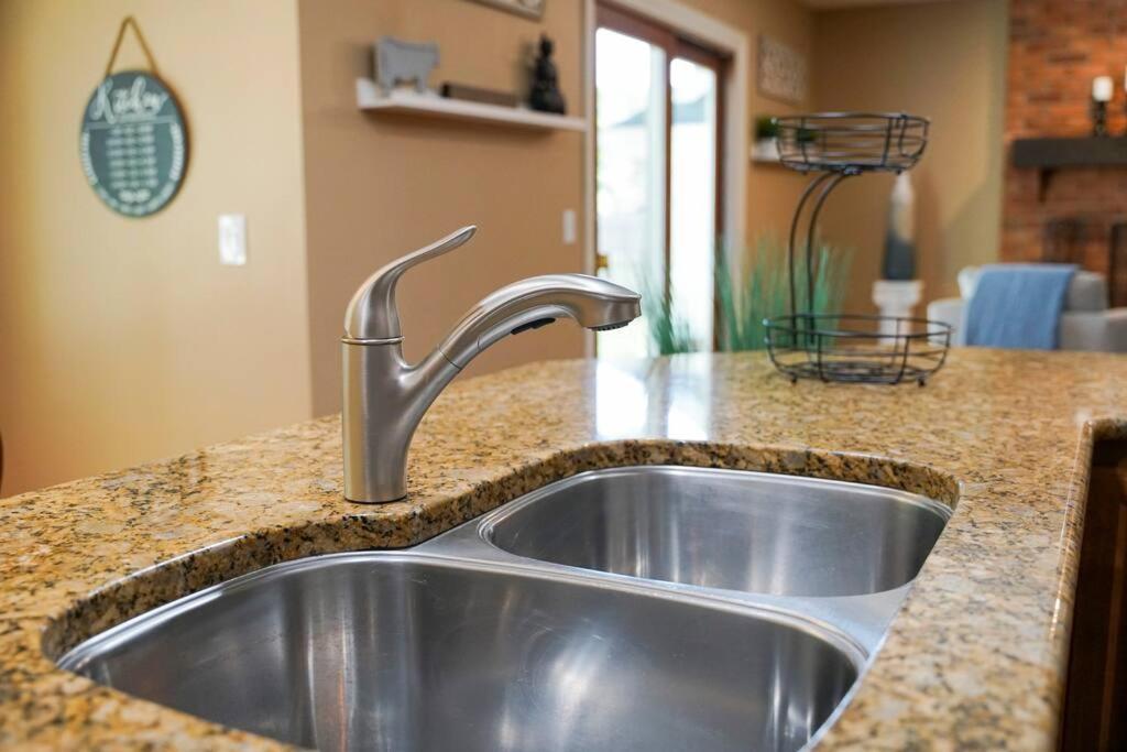 4br/2.5ba Boasting 2400sqft And Eat-in Ktn *