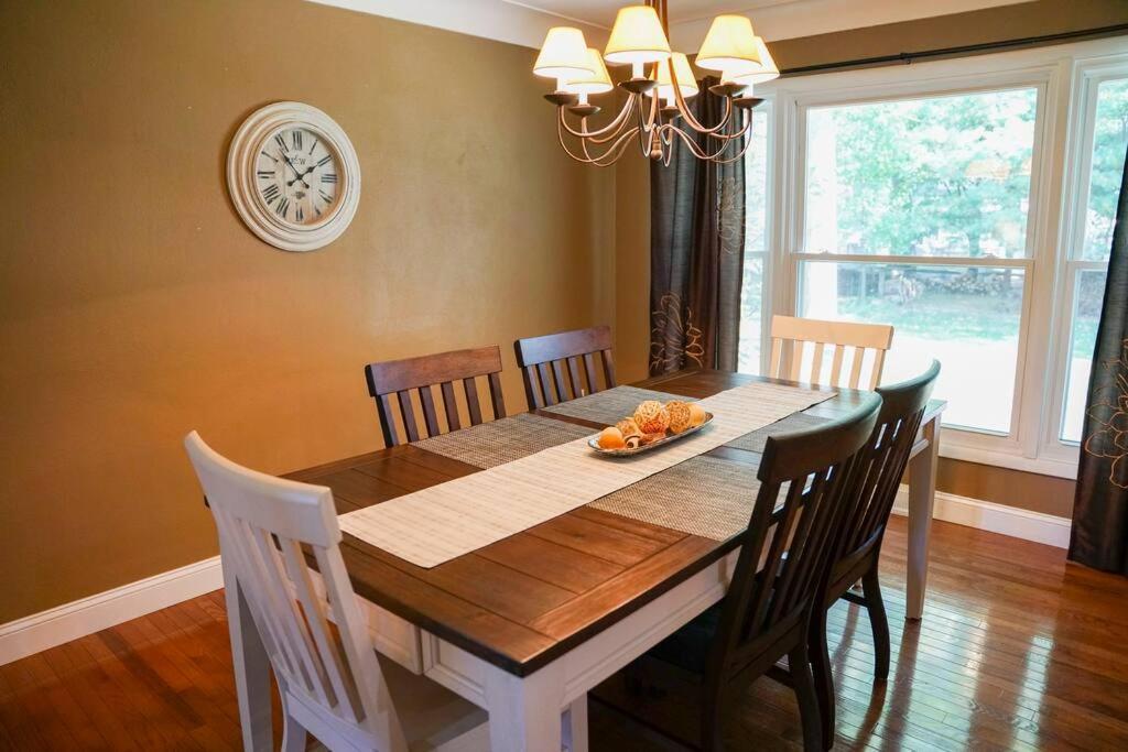 Villa 4br/2.5ba Boasting 2400sqft And Eat-in Ktn