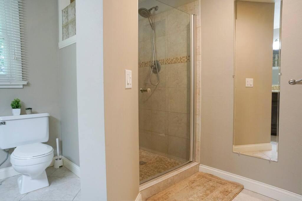 Villa 4br/2.5ba Boasting 2400sqft And Eat-in Ktn