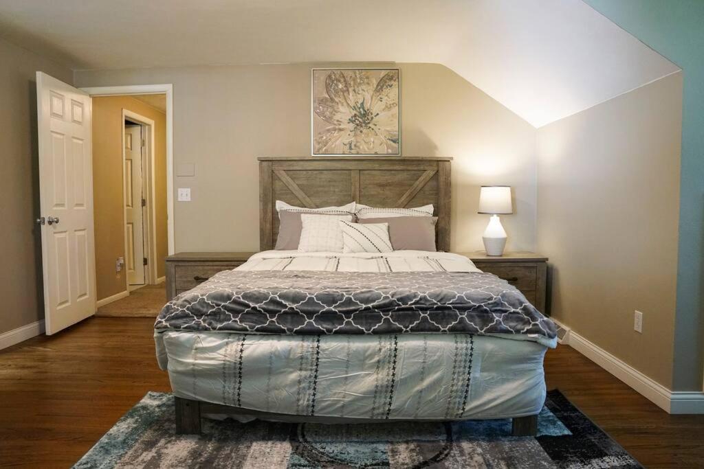 4br/2.5ba Boasting 2400sqft And Eat-in Ktn *
