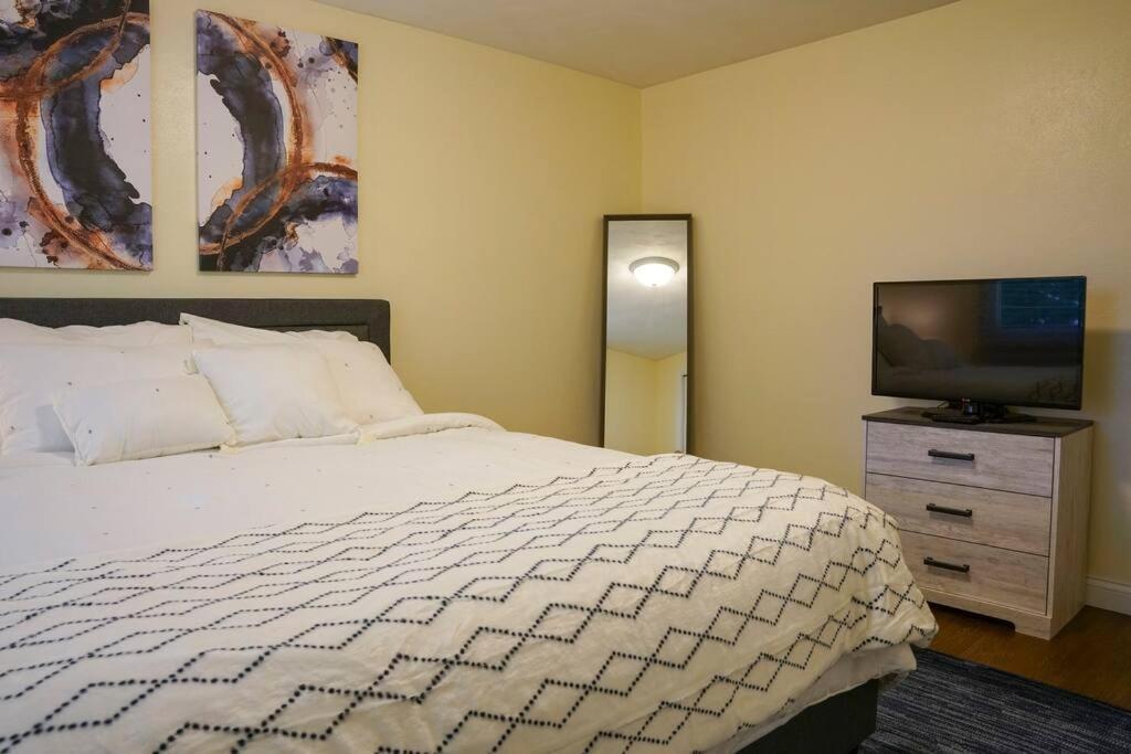 Villa 4br/2.5ba Boasting 2400sqft And Eat-in Ktn
