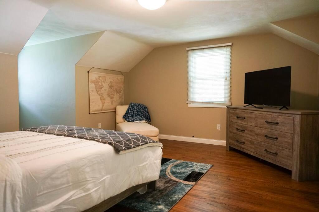 4br/2.5ba Boasting 2400sqft And Eat-in Ktn *