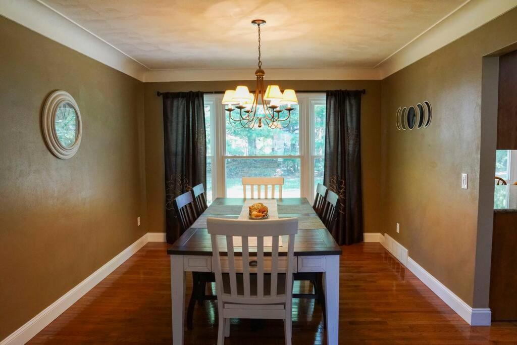 4br/2.5ba Boasting 2400sqft And Eat-in Ktn Villa *
