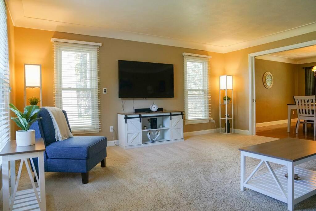 4br/2.5ba Boasting 2400sqft And Eat-in Ktn * Toledo