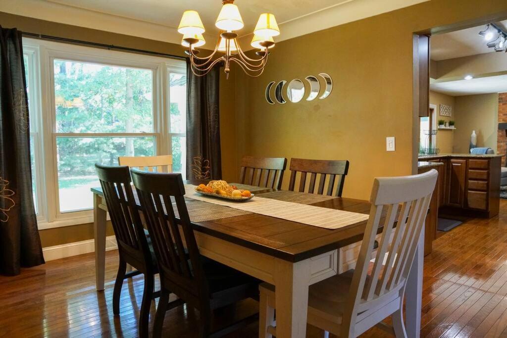 Villa 4br/2.5ba Boasting 2400sqft And Eat-in Ktn