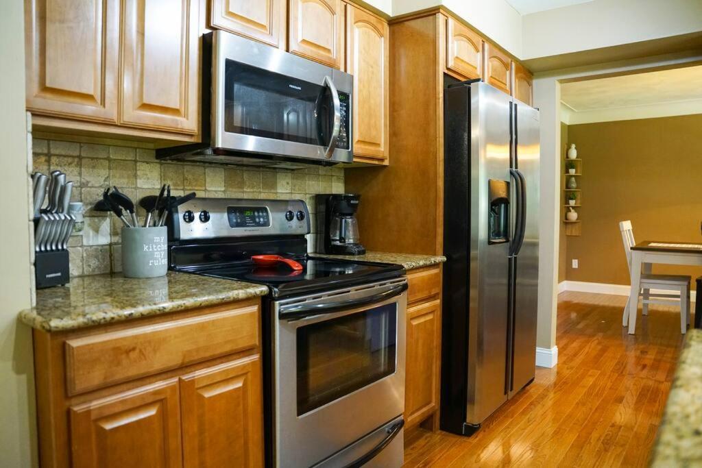 4br/2.5ba Boasting 2400sqft And Eat-in Ktn Toledo