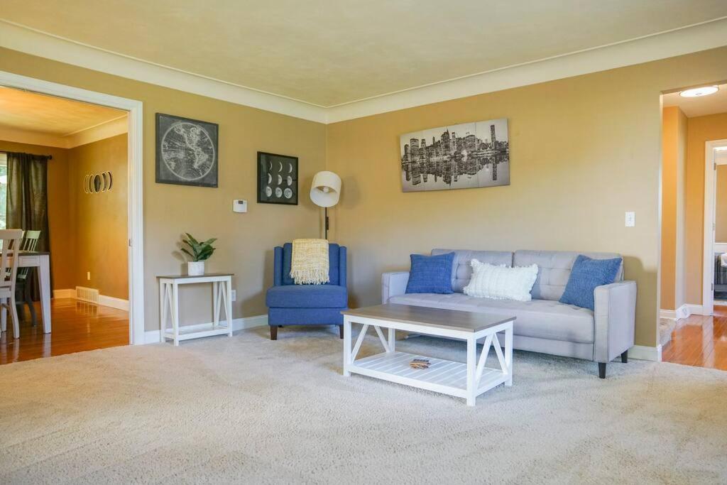 4br/2.5ba Boasting 2400sqft And Eat-in Ktn Toledo