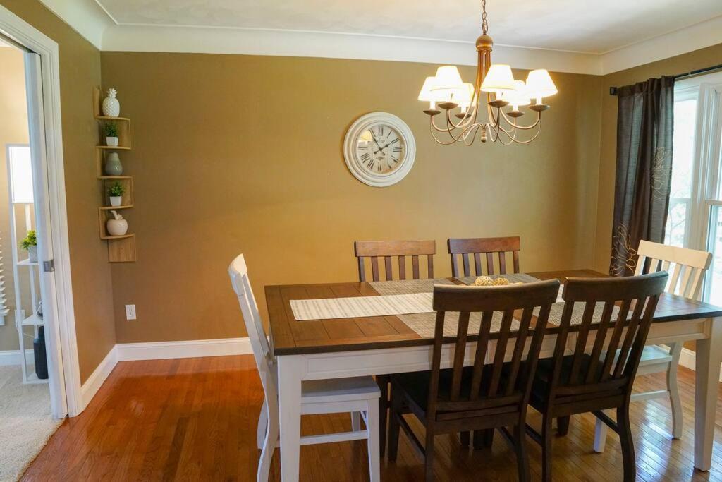 4br/2.5ba Boasting 2400sqft And Eat-in Ktn Villa