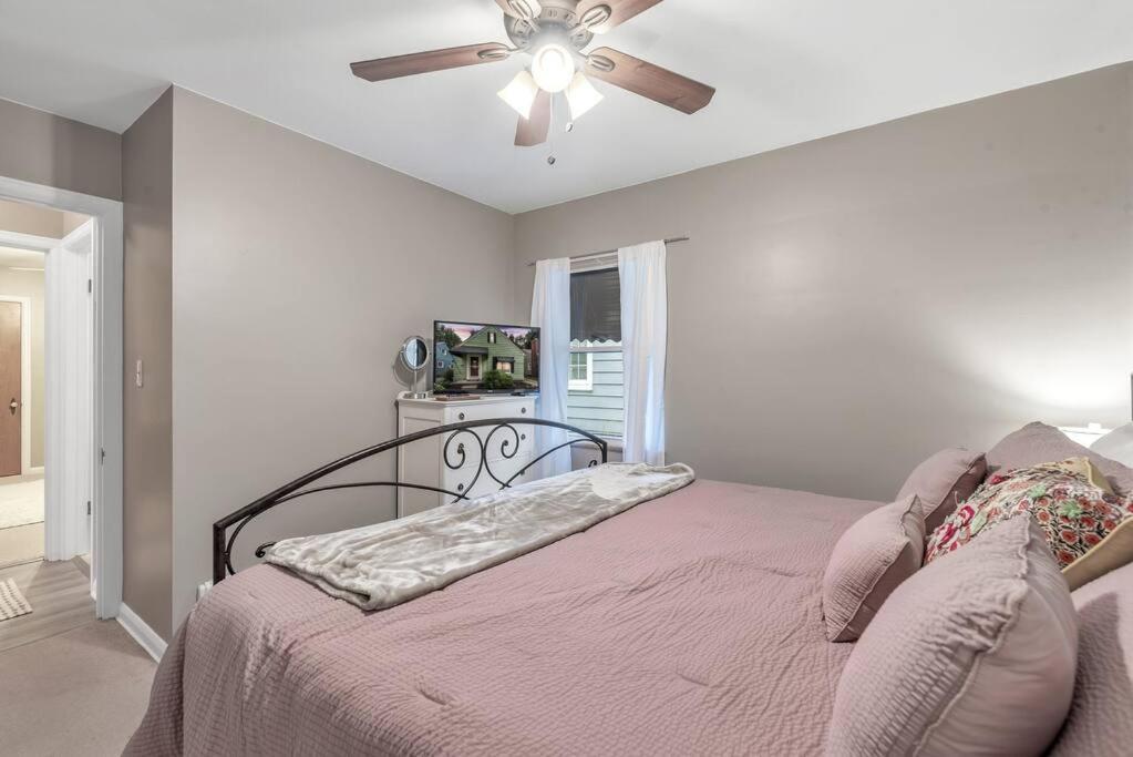 Holiday home Lizbeth's Adorable Private Home, Full Kitchen, Wd, Garage, Netflix, Yard *