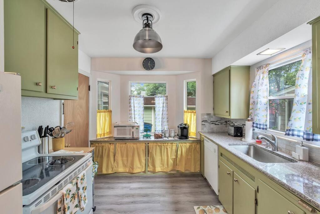 Lizbeth's Adorable Private Home, Full Kitchen, Wd, Garage, Netflix, Yard *