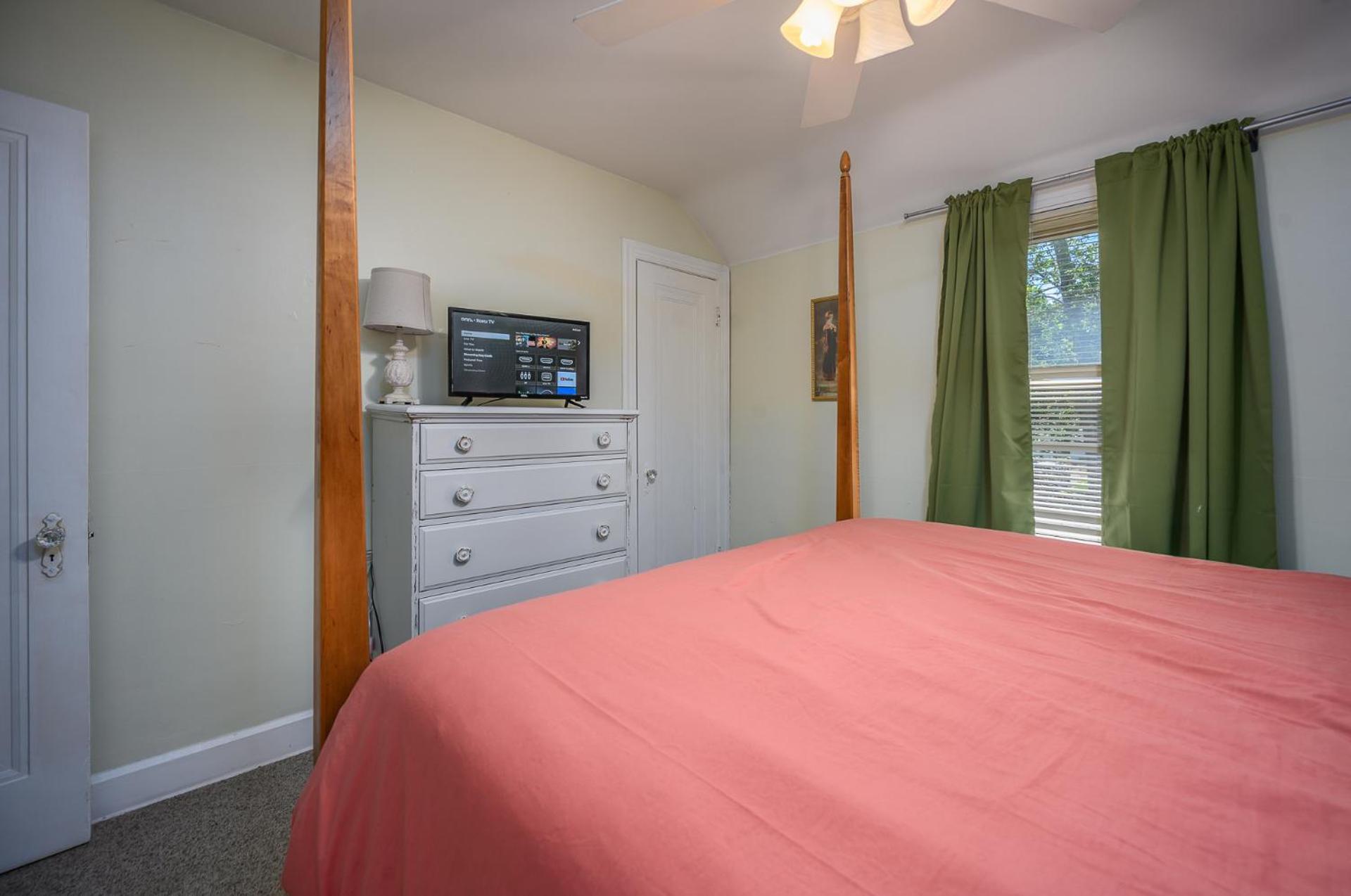 Rachel's Private Hideaway With King Bed, Kitchen, Laundry, Parking And Big Yard Holiday home *