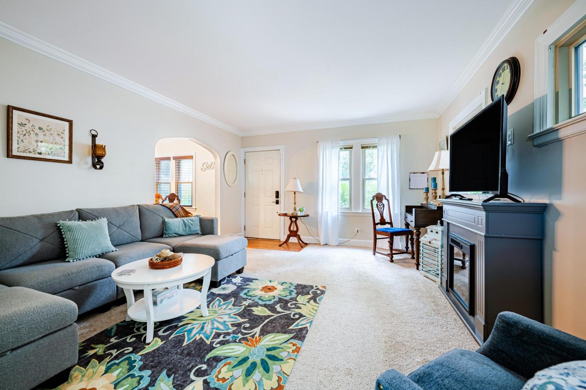 Rachel's Private Hideaway With King Bed, Kitchen, Laundry, Parking And Big Yard * Toledo