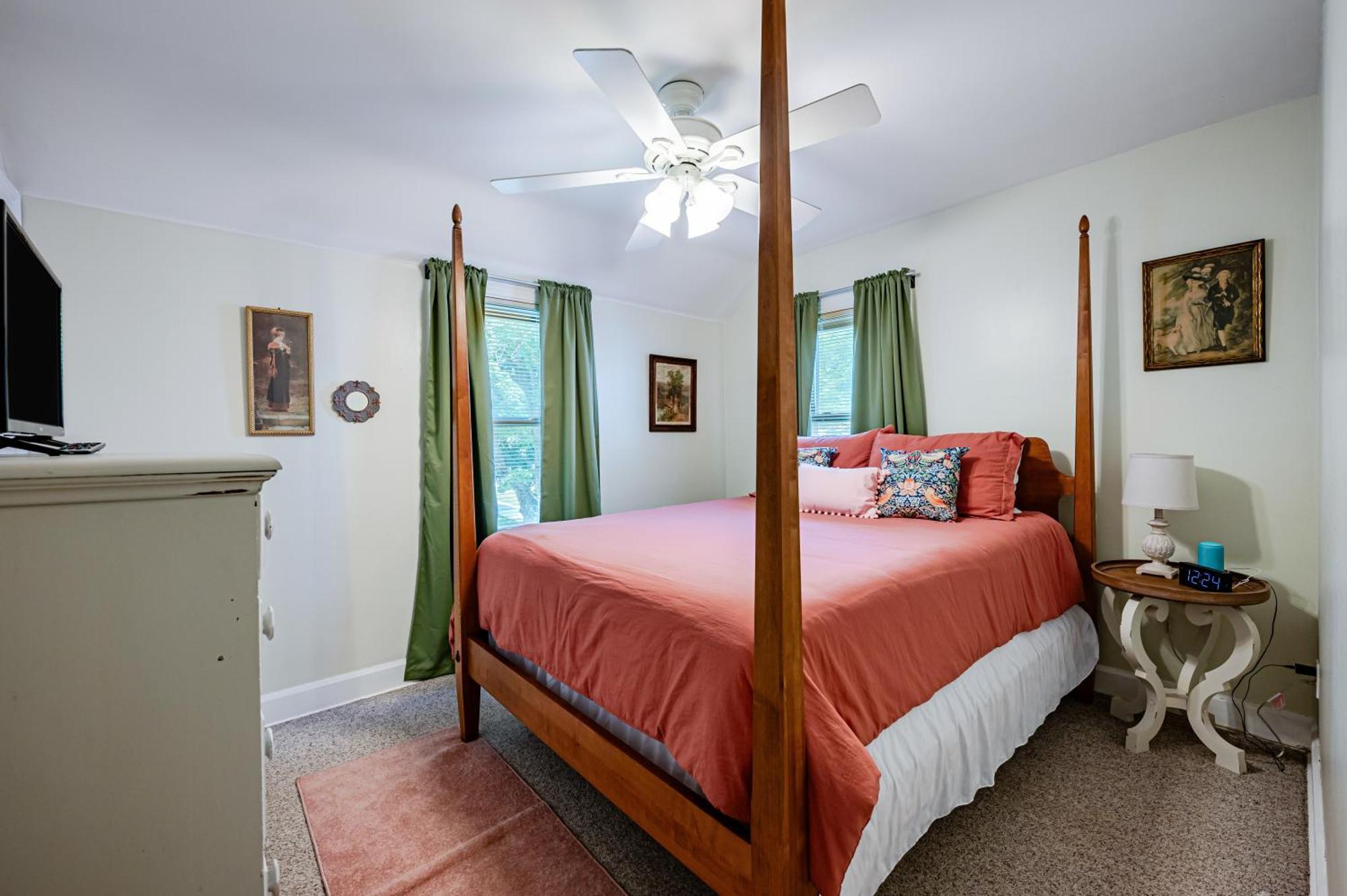 Rachel's Private Hideaway With King Bed, Kitchen, Laundry, Parking And Big Yard Holiday home