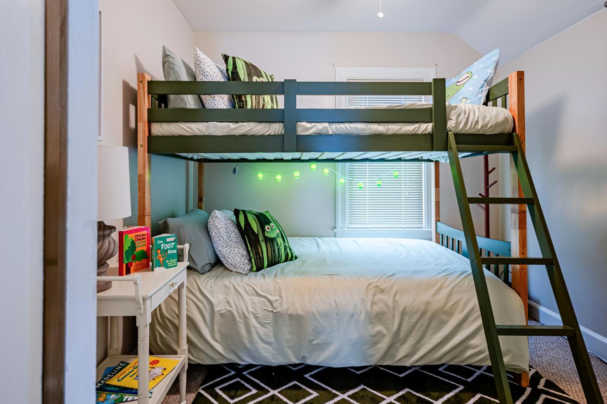 Rachel's Private Hideaway With King Bed, Kitchen, Laundry, Parking And Big Yard Holiday home *