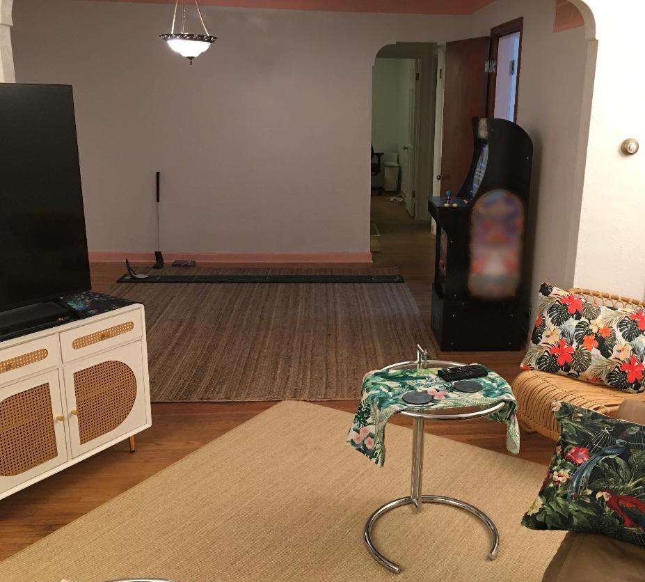 Tropical Deco In Apartment