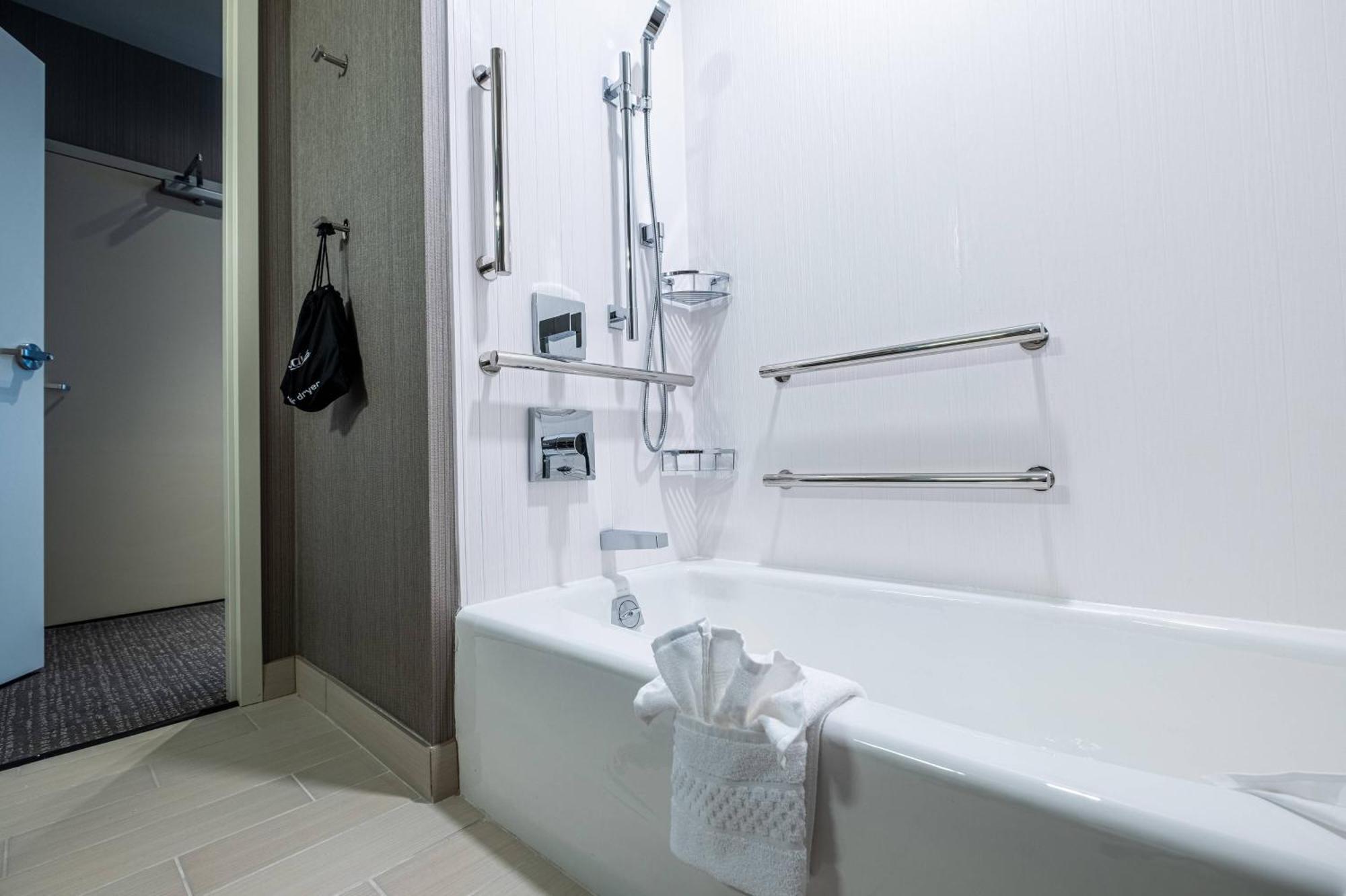 Courtyard By Marriott West Hotel