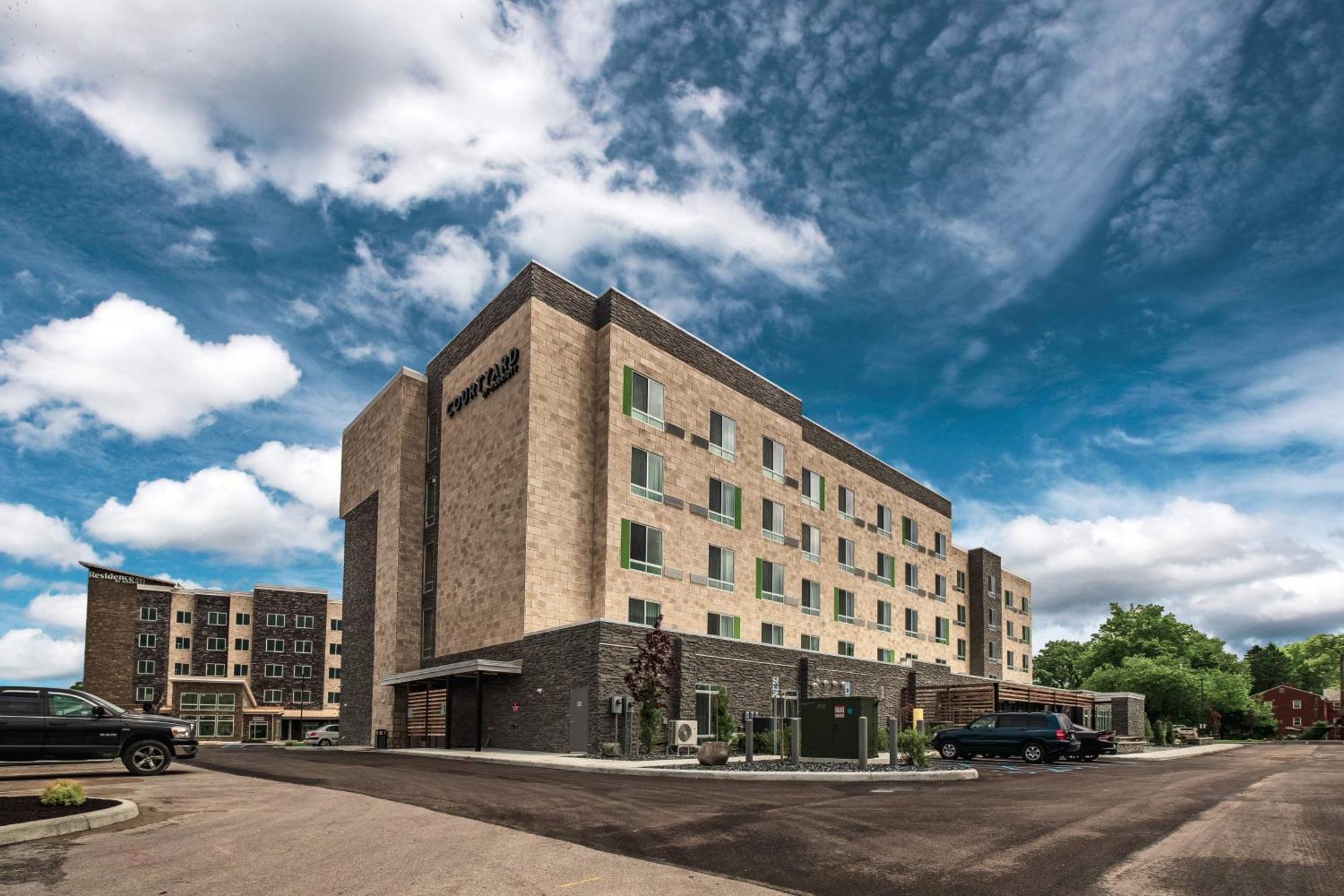 Courtyard By Marriott West