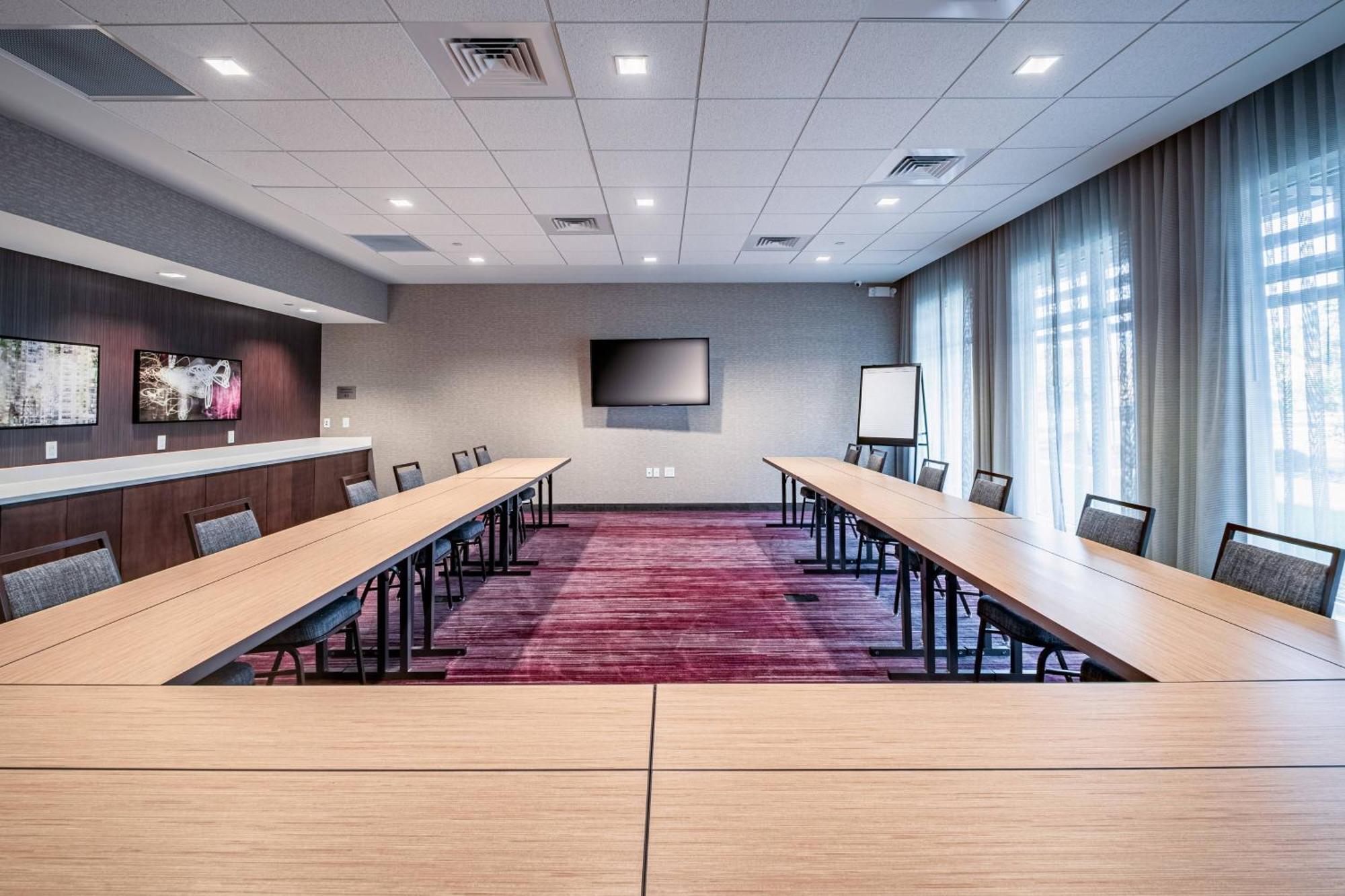 Hotel Courtyard By Marriott West 4*
