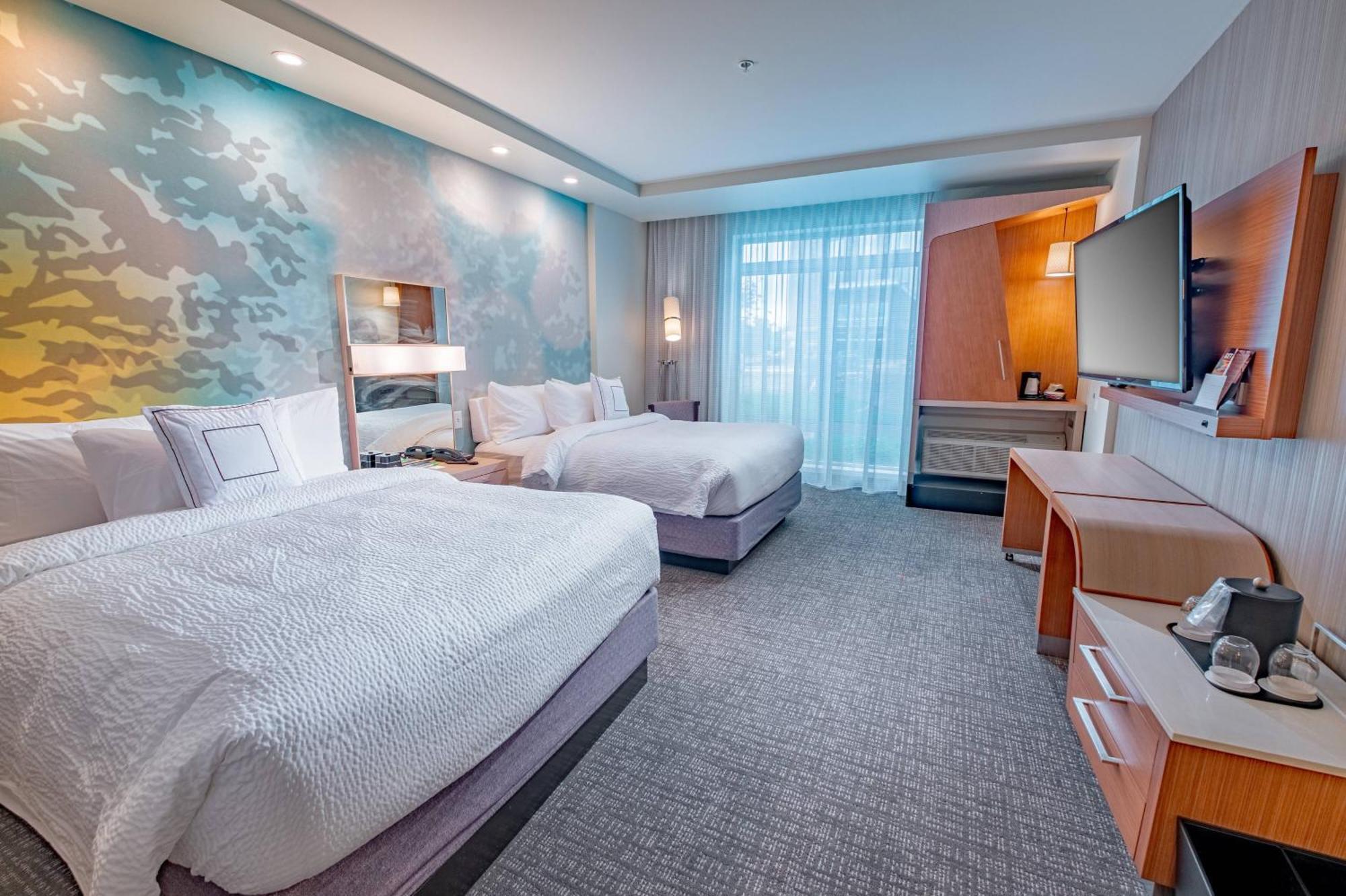 Courtyard By Marriott West Hotel