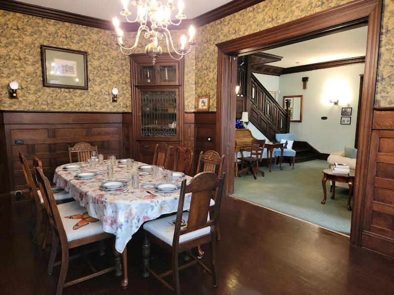 The Kings Throne And Bed & Breakfast