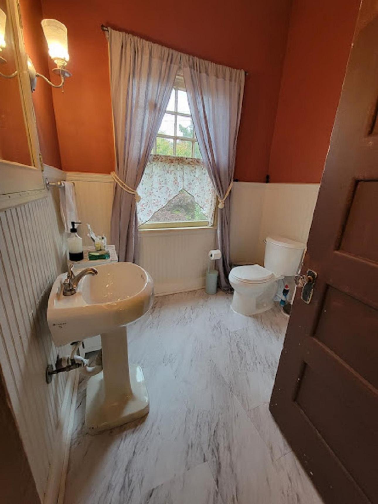 Bed & Breakfast The Kings Throne And *