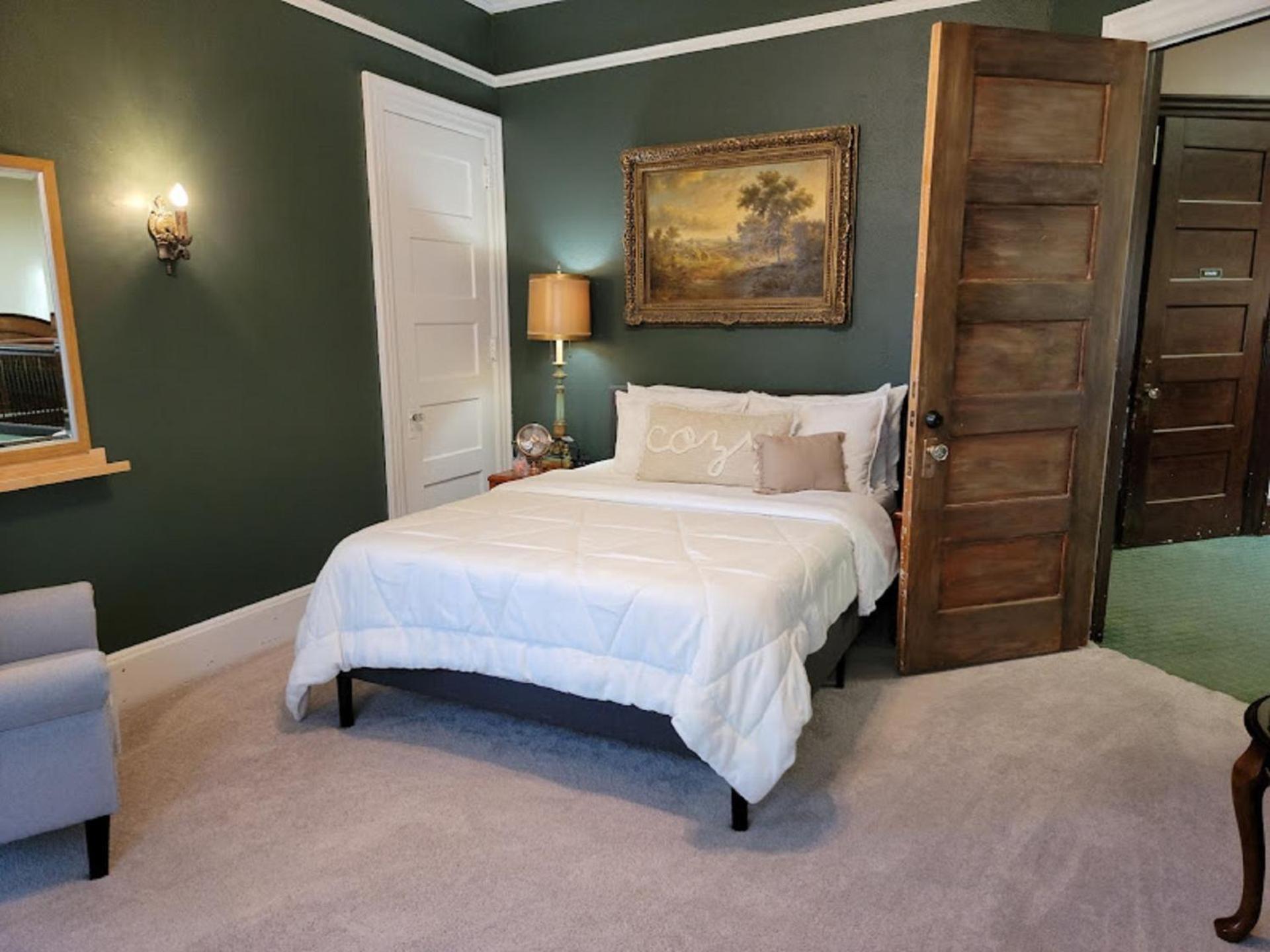 The Kings Throne And Bed & Breakfast