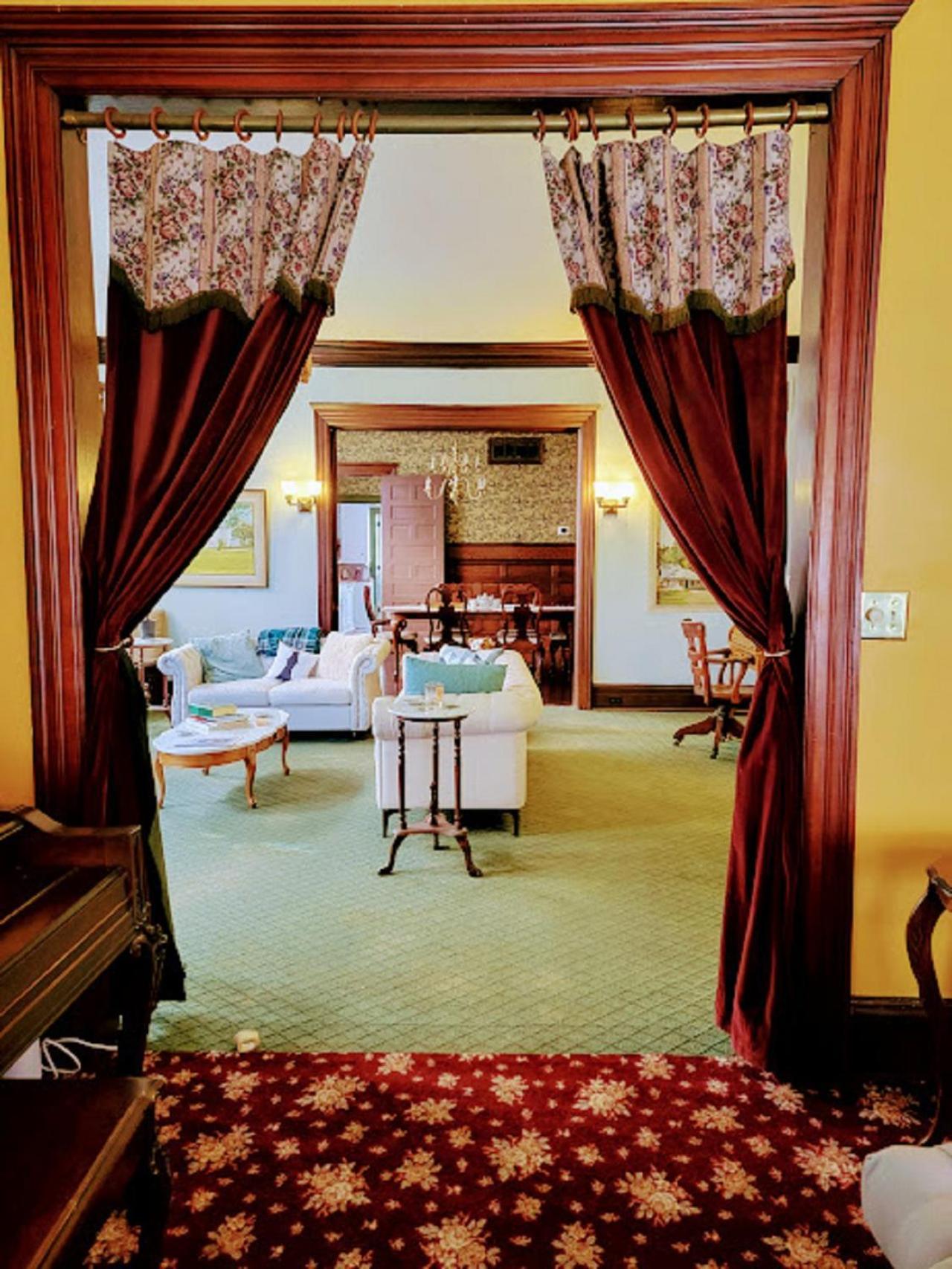 The Kings Throne And Bed & Breakfast Toledo