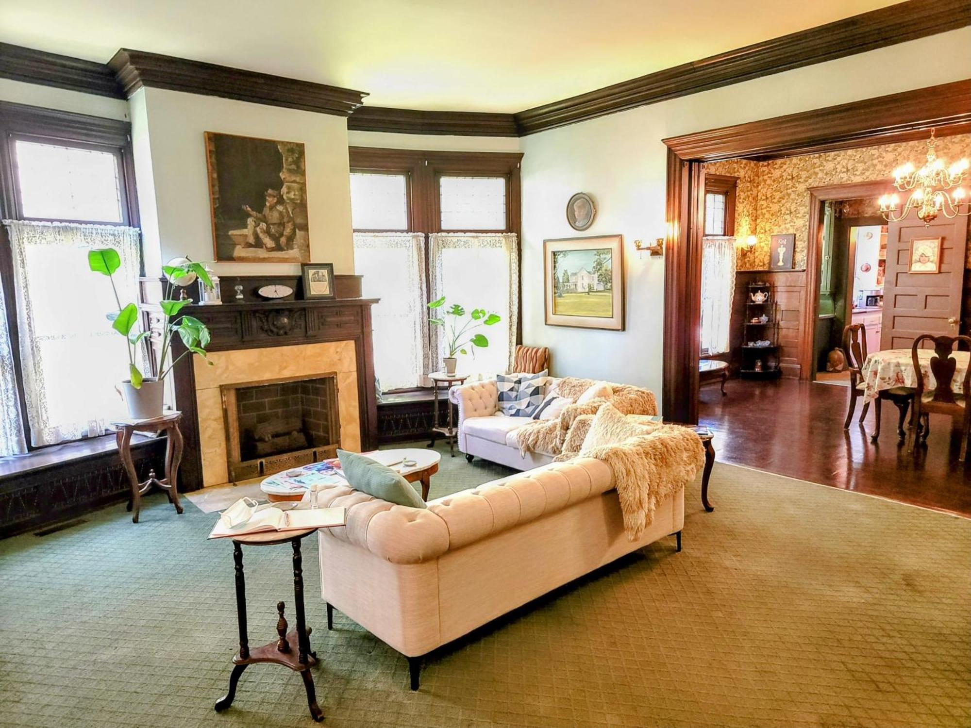The Kings Throne And Bed & Breakfast *