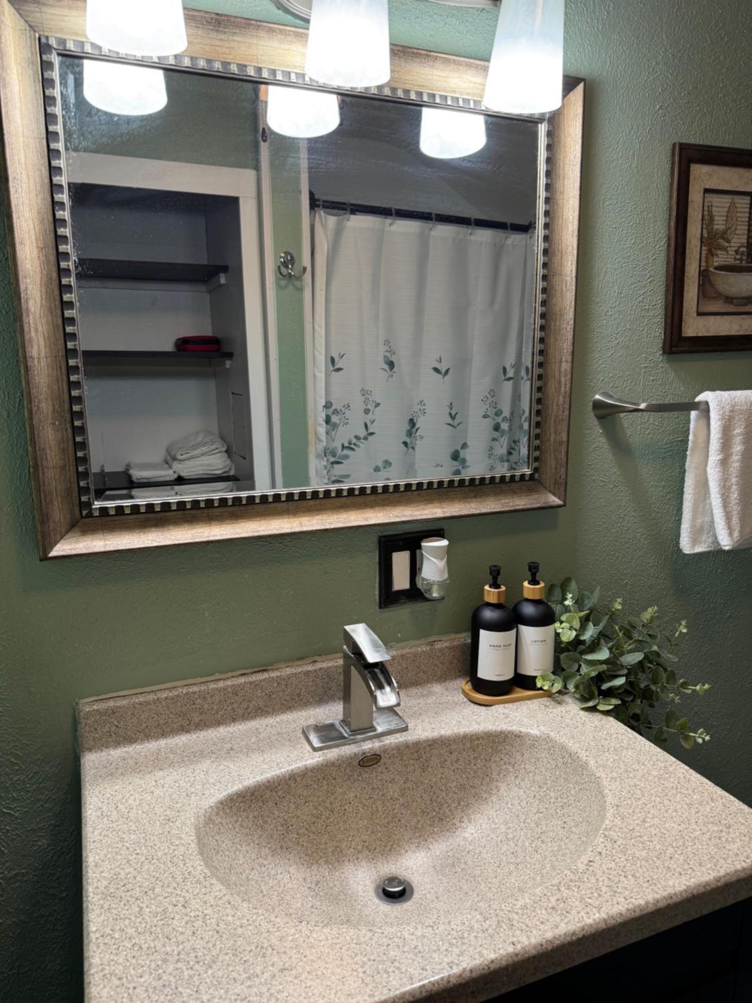 Charming 3-bedroom House Next To Hollywood Casino! 1 Minute From Interstate 75 * Toledo