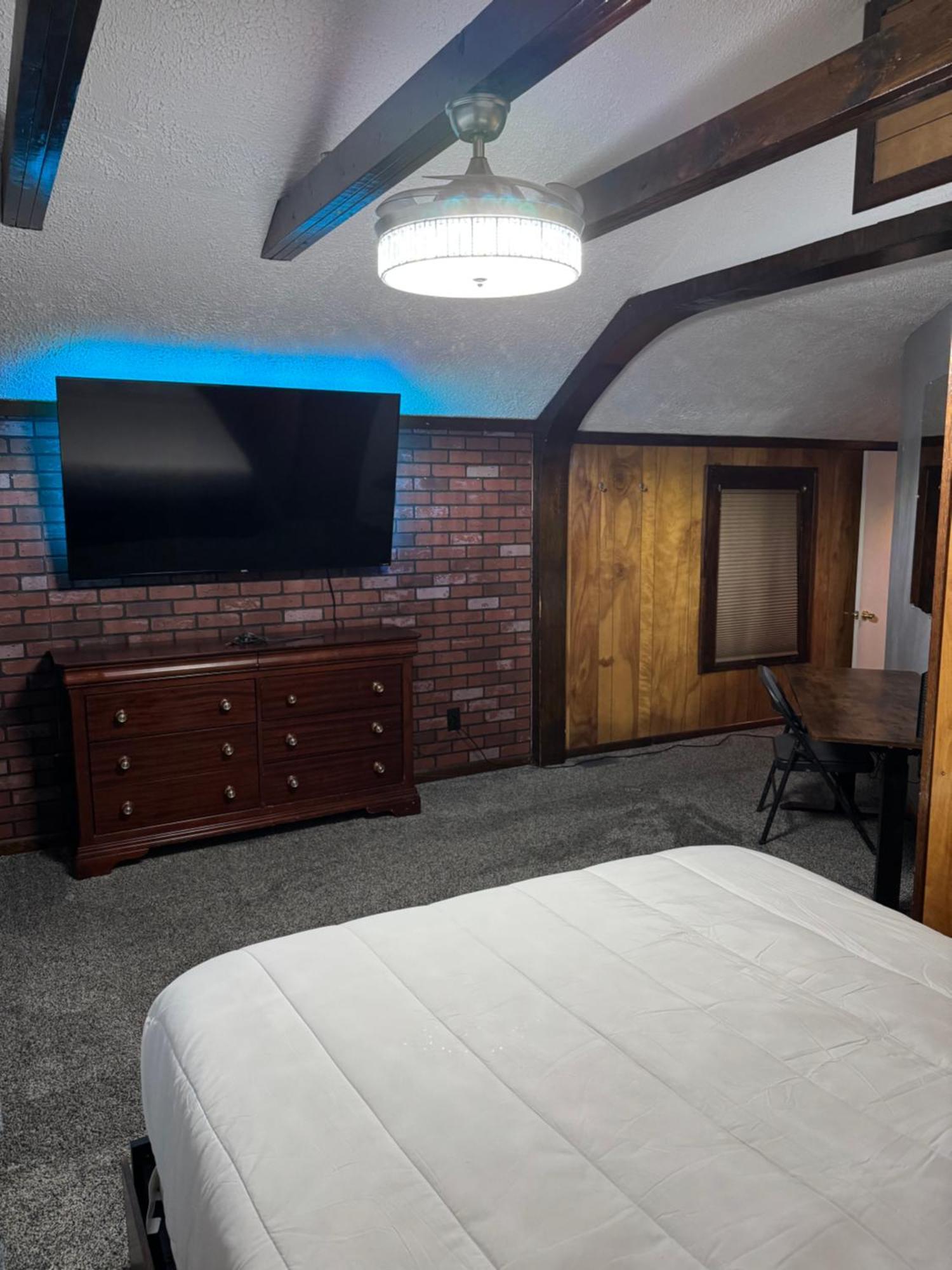 Holiday home Charming 3-bedroom House Next To Hollywood Casino! 1 Minute From Interstate 75 *