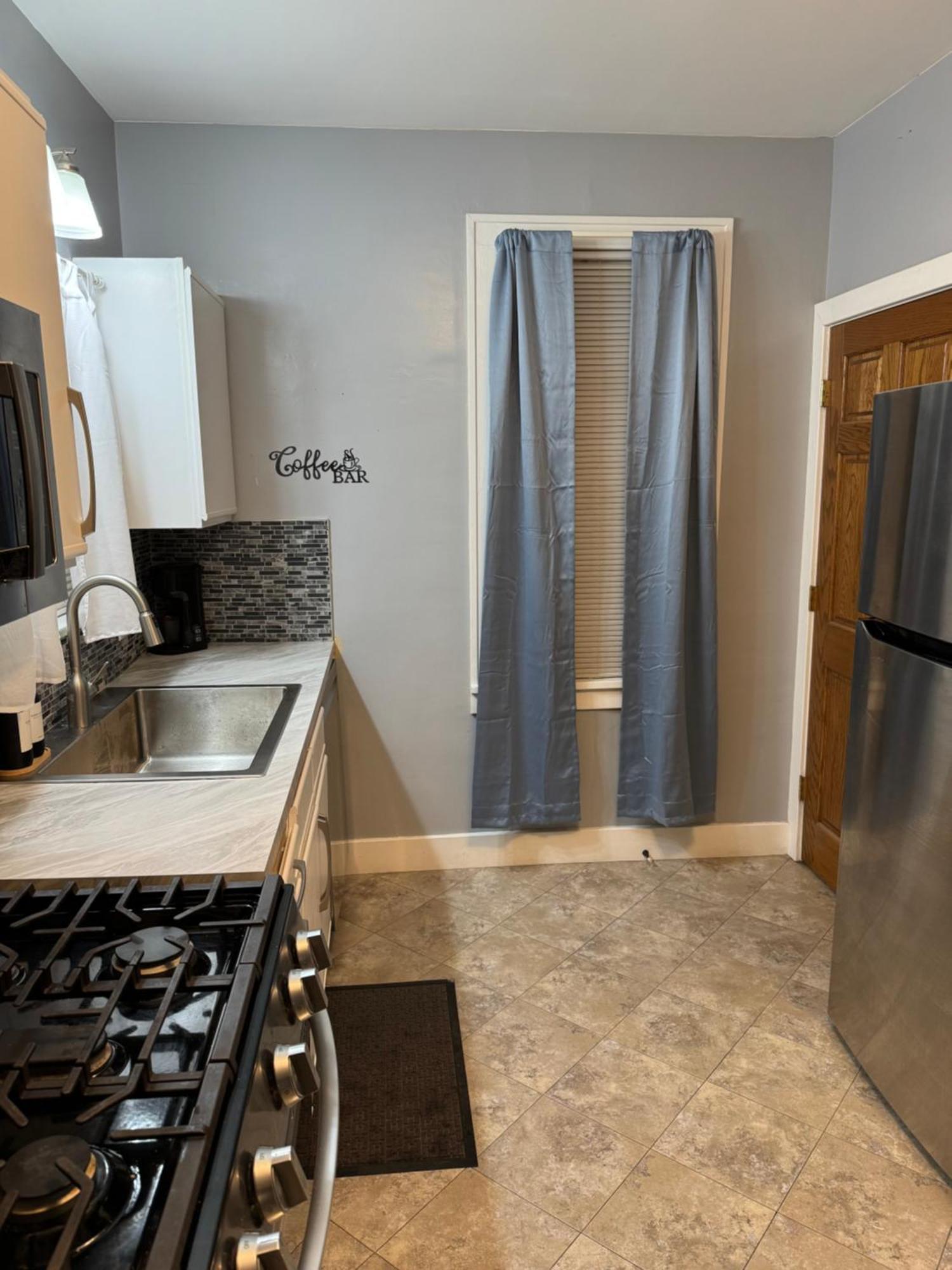 Holiday home Charming 3-bedroom House Next To Hollywood Casino! 1 Minute From Interstate 75 *
