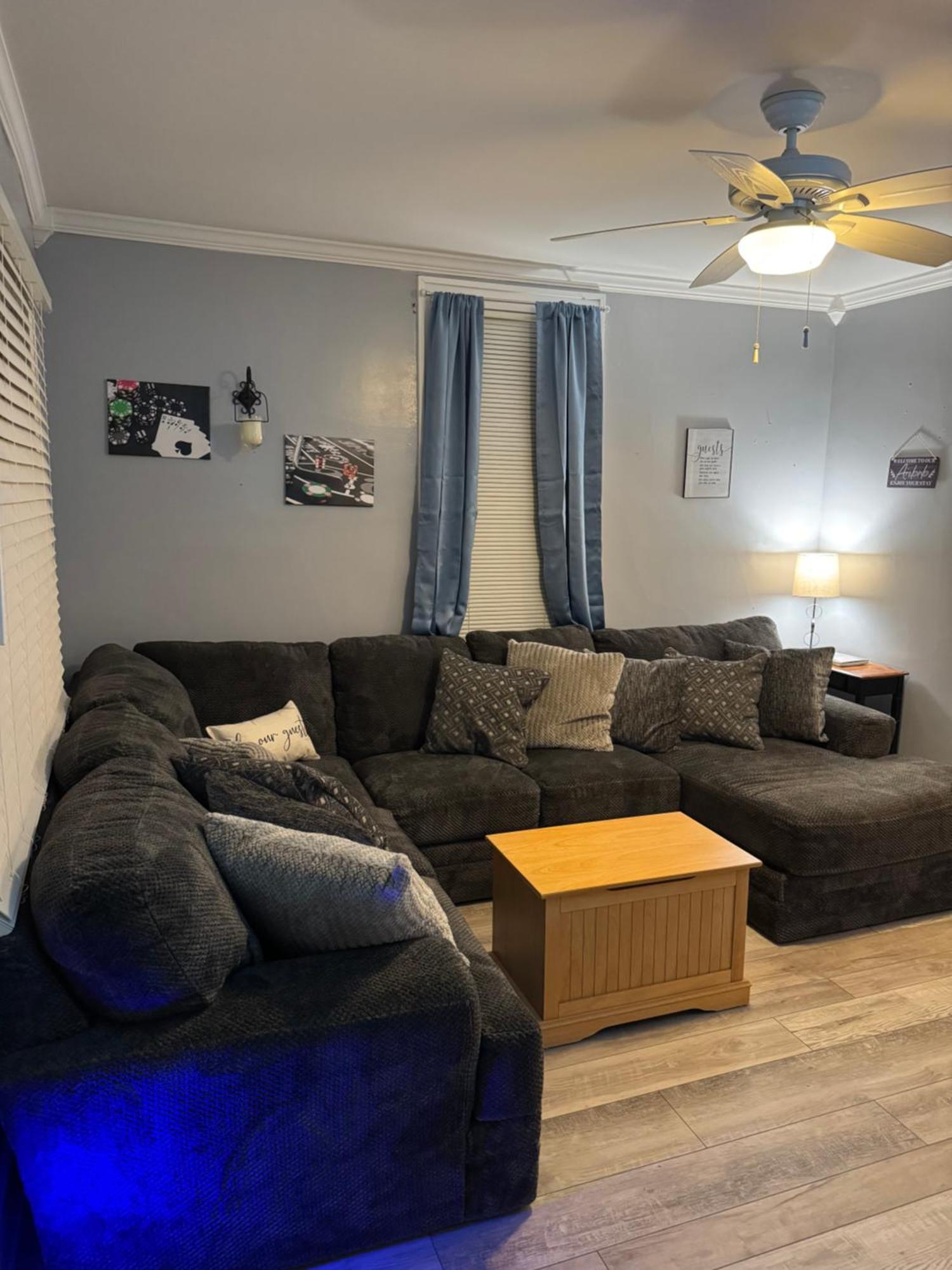 Charming 3-bedroom House Next To Hollywood Casino! 1 Minute From Interstate 75 *