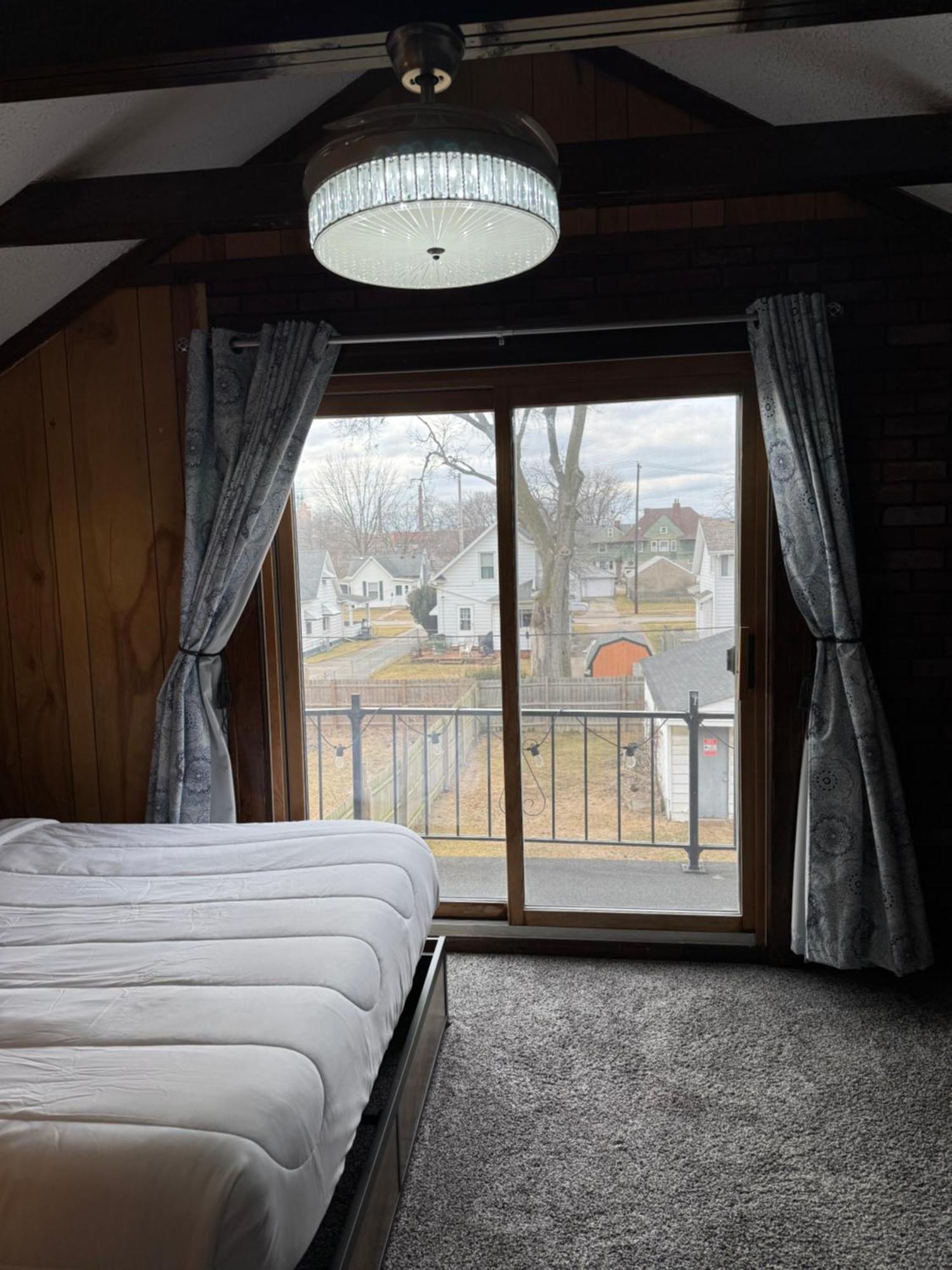 Charming 3-bedroom House Next To Hollywood Casino! 1 Minute From Interstate 75 Toledo