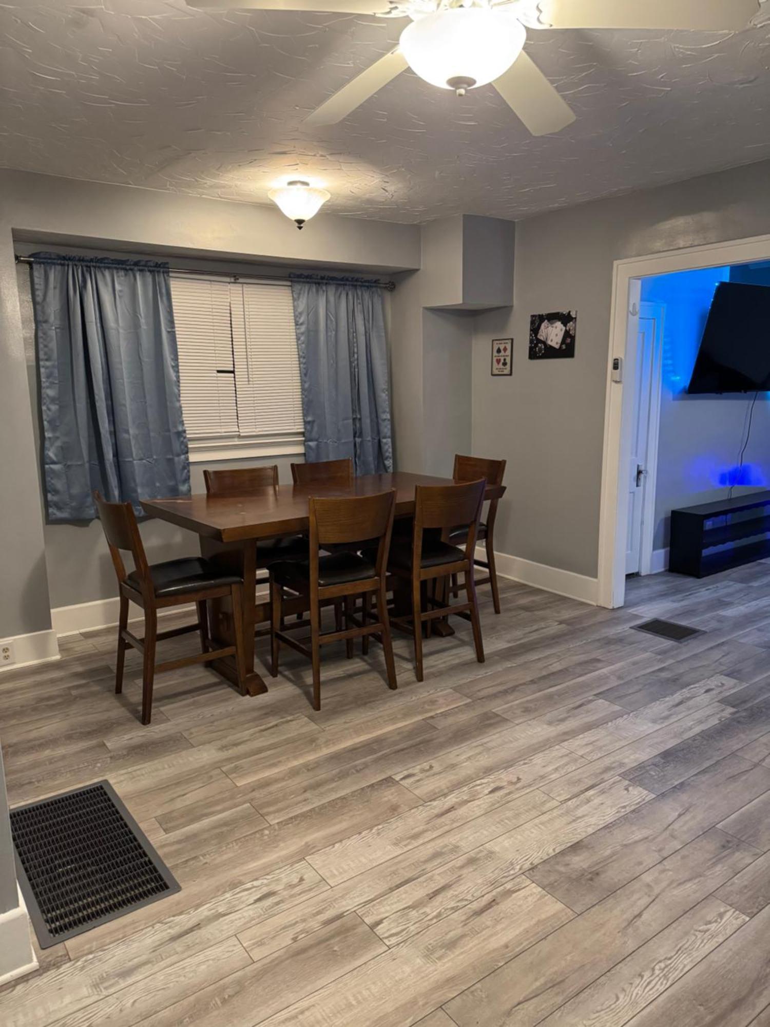 Charming 3-bedroom House Next To Hollywood Casino! 1 Minute From Interstate 75 Holiday home *