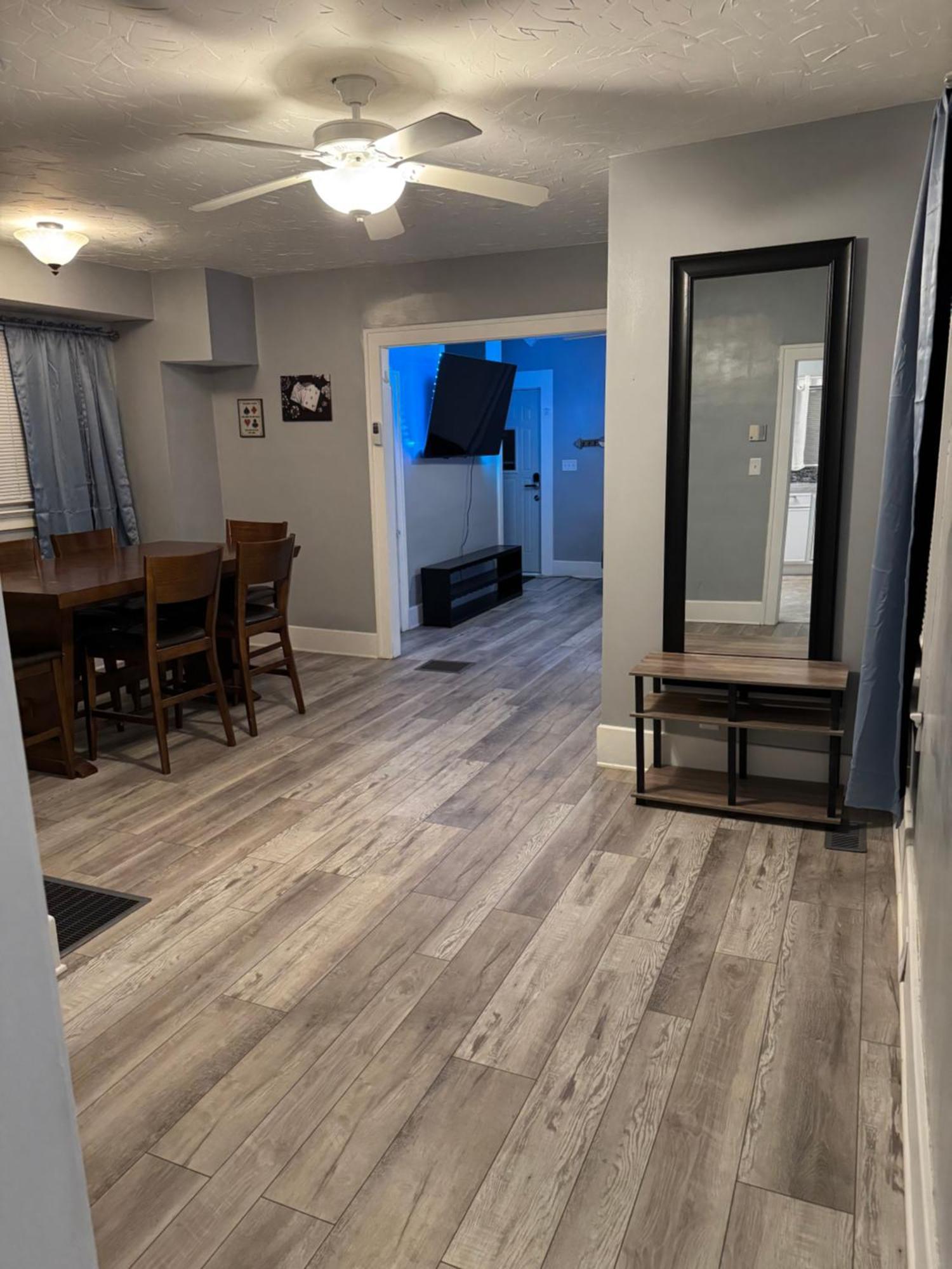 Charming 3-bedroom House Next To Hollywood Casino! 1 Minute From Interstate 75 Holiday home